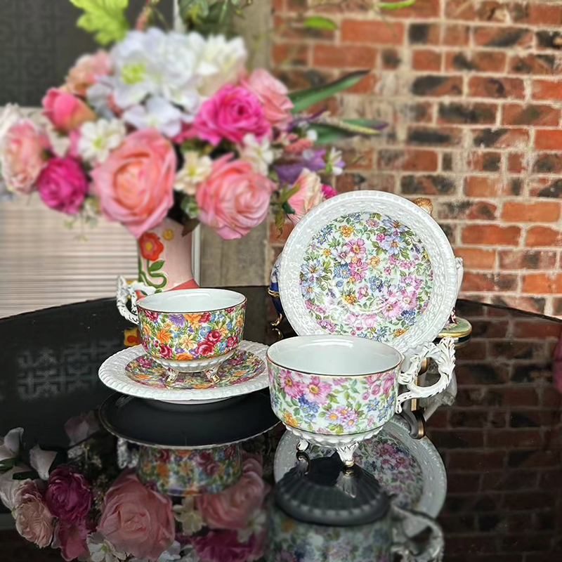 Coffee Tea English - Koffiekopjes, borden, vierpotige vergulde theekopjes in