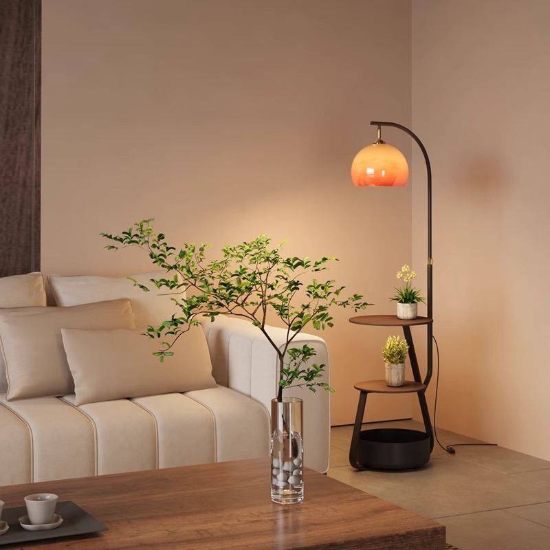 Vloerlamp, antiek nachtkastje  - Coffee & Tea - Pastry Góc Xanh recensie en prijs