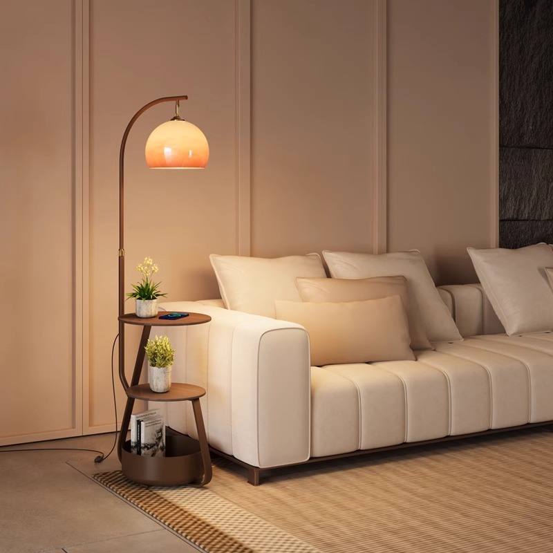 Vloerlamp, antiek nachtkastje  - Coffee & Tea - Pastry Góc Xanh recensie en prijs